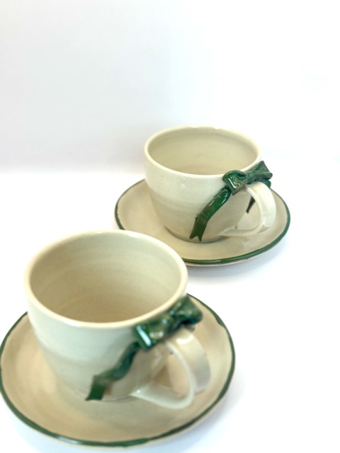 Urocza ceramiczna filiżanka z zielona kokardką ze spodkiem 200 ml.